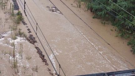 La ligne TER reliant Saint-Étienne à Lyon est toujours à l’arrêt, et ce, après les inondations qui ont touché la région Auvergne-Rhône-Alpes la semaine dernière. Des bus de substitution ont été mis en service.