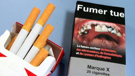 &nbsp; (Un nouveau paquet de cigarettes neutre pour le plan anti-tabac dans un bureau de tabac à Wittelsheim le 25 Septembre 2014 © Maxppp)