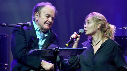 &nbsp; (Guy Béart avec sa fille Emmanuelle lors de son concert d'adieu en janvier 2015 à l'Olympia © Edmond Sadaka/RFI)