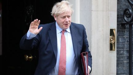 Le Premier ministre britannique Boris Johnson sort du 10 Downing Street, à Londres, le 25 mars 2020. (HANNAH MCKAY / REUTERS)