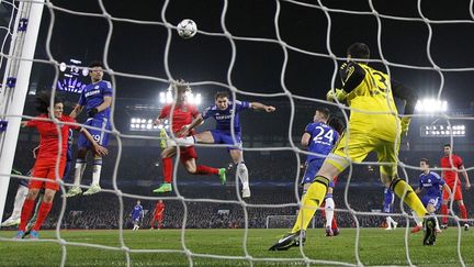 Le d&eacute;fenseur du PSG, David Luiz, inscrit le premier but pour son &eacute;quipe face &agrave; Chelsea.&nbsp; (IAN KINGTON / AFP)