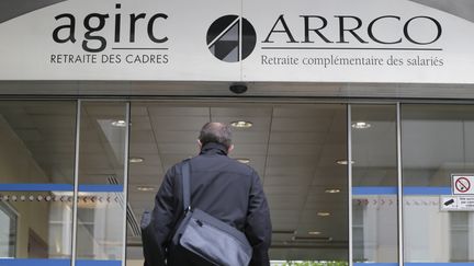 Une personne arrive le 16 octobre 2012 &agrave; Paris, au si&egrave;ge social des organismes de retraite compl&eacute;mentaire Agirc et Arrco. (KENZO TRIBOUILLARD / AFP)