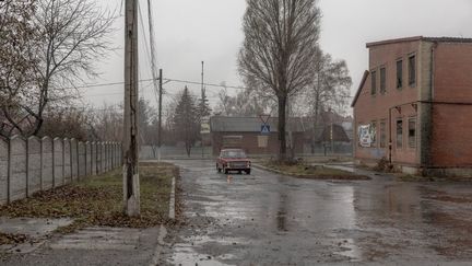 Une voiture dans une rue de Pokrovsk, ville de l'est ukrainien menacée par les forces russes, le 11 décembre 2024. (ROMAN PILIPEY / AFP)