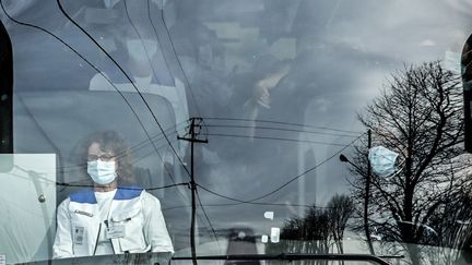 Le bus avec les 34 Français&nbsp;rappatriés du Wuhan, le 21 février 2020 à Branville (Calvados). (LOU BENOIST / AFP)