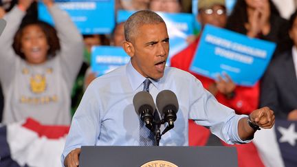 Barack Obama en campagne pour la candidate démocrate à l'élection présidentielle Hillary Clinton, à Greensboro le 11 octobre 2016 (SARA D. DAVIS / GETTY IMAGES NORTH AMERICA)