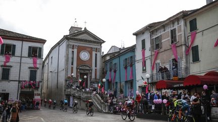 Le Giro arpente les villages de la côte adriatique  (LUCA BETTINI / AFP)