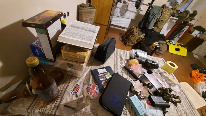 La table d'Artem, sniper ukrainien, sur laquelle est posée sa Bible. (AGATHE MAHUET / FRANCEINFO)