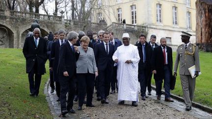 Au premier rang, de gauche à droite, le Premier ministre italien Paolo Gentiloni, la chancelière allemande Angela Merkel, le président français Emmanuel Macron et le président malien, Ibrahim Boubacar Keïta, à leur arrivée à la conférence de clôture du sommet du G5-Sahel, au château de la Celle-Saint-Cloud dans les Yvelines, le 13 décembre 2017. (Philippe Wojazer/POOL/AFP)