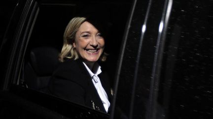 La candidate du Front national, Marine Le Pen, quitte la soir&eacute;e &eacute;lectorale de son parti, &agrave; Paris, le 22 avril 2012 au soir. (JOEL SAGET / AFP)