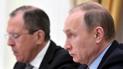 Vladimir Poutine et le ministre des Affaires étrangères russes, Sergei Lavrov, le 15 décembre 2015 à Moscou.&nbsp; (POOL NEW / REUTERS)