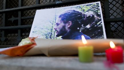 Des bougies et des fleurs à la mémoire de Rémi Fraisse, le 6 novembre 2014 à Paris. (KENZO TRIBOUILLARD / AFP)