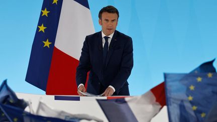 Emmenuel Macron lors de son allocution au soir du premier tour de l'élection présidentielle, à Paris le 10 avril 2022 (LUDOVIC MARIN / AFP)