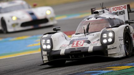 La Porsche num&eacute;ro 19, future gagnante de la course, aux 24 Heures du Mans (Sarthe), le 14 juin 2015. ( STEPHANE MAHE / REUTERS)