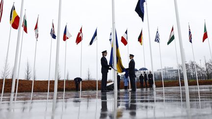 Le drapeau siédois est hissé, le 11 mars 2024, au siège de l'Otan à Bruxelles. (KENZO TRIBOUILLARD / AFP)