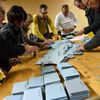 Un dépouillement dans un bureau de vote à Porte-lès-Valence (Drôme), le 13 décembre 2015. (CHRISTOPHE ESTASSY / CITIZENSIDE)