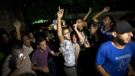 Des Palestiniens manifestent en marge de l'enterrement d'un jeune gar&ccedil;on de 17 ans tu&eacute; par des tirs de soldats isra&eacute;liens &agrave; Gaza, le 31 juillet 2015. (MOHAMMED ABED / AFP)