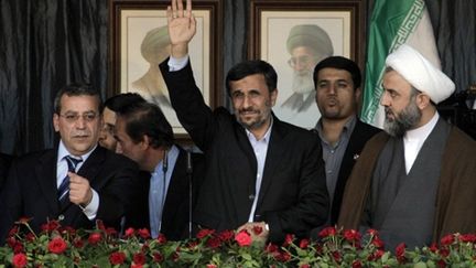 Le président iranien à Bint Jbeïl entouré de dirigeants du Hezbollah jeudi 14 octobre 2010 (AFP Joseph Eid)