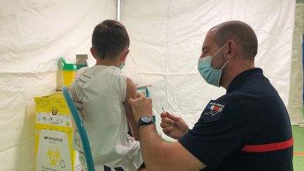 Vaccination d'un enfant (illustration), le 21 septembre 2021.&nbsp; (LISE ROOS-WEIL / FRANCE-BLEU PÉRIGORD)