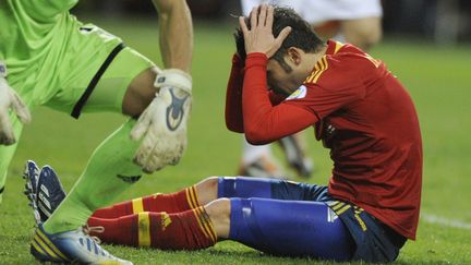 L'attaquant espagnol David Villa se prend la t&ecirc;te entre les mains lors du match nul 1-1 conc&eacute;d&eacute; par l'Espagne contre la Finlande, le 22 mars 2013, &agrave; Gijon (Espagne).&nbsp; (ELOY ALONSO / REUTERS)