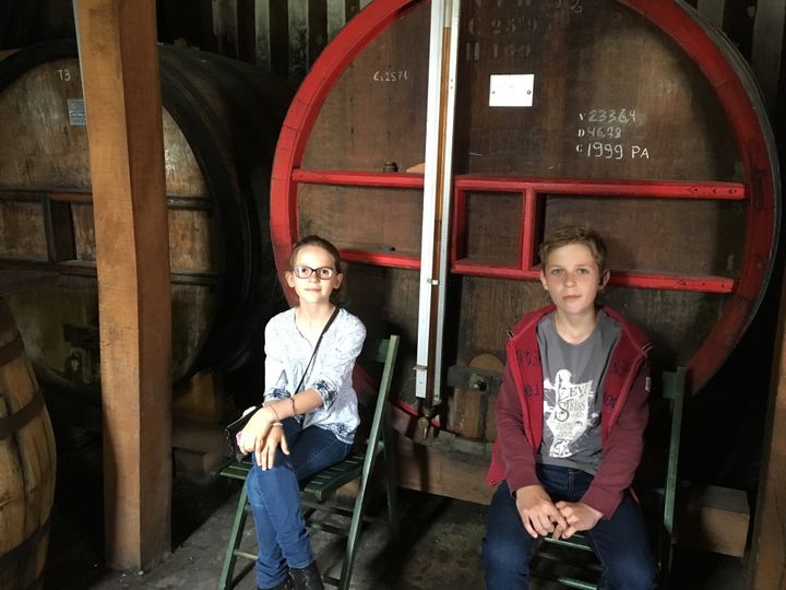 Margot et Paul visitent la distillerie Drouin, à Pont l'Evêque. (INGRID POHU / RADIO FRANCE)