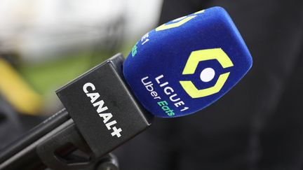 Un micro de Canal+ durant le match d eLigue 1 entre LEns et Montpellier, le 12 décembre 2020. (LAURENT SANSON / LS MEDIANORD)