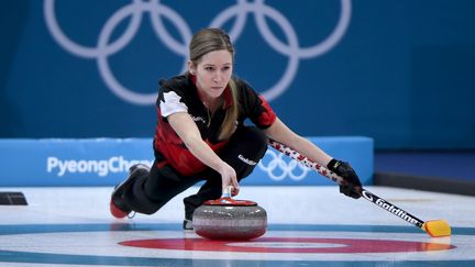 La&nbsp;Canadienne&nbsp;Kaitlyn Lawes pendant le match de curling entre le Canada et la Norvège, le 8 février 2018, à Pyeongchang. (WANG ZHAO / AFP)