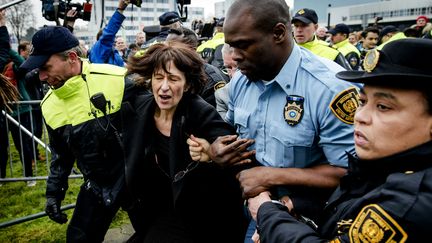 Florence Hartmann est&nbsp;arrêtée, le 24 mars 2016 à La Haye, par des gardes du Tribunal pénal international pour l'ex-Yougoslavie. (ROBIN VAN LONKHUIJSEN / ANP)