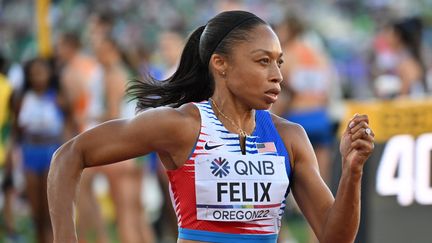 Allyson Felix lors de son tout dernier relais 4x400 m mixte, aux championnats du monde d'Eugene, le 15 juillet 2022. (MUSTAFA YALCIN / ANADOLU AGENCY via AFP)