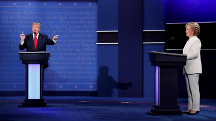 Donald Trump et Hillary Clinton s'affrontent lors du dernier débat de la campagne présidentielle, le 19 octobre à Las Vegas (Nevada). (RICK WILKING / REUTERS)