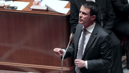 Le ministre de l'Int&eacute;rieur Manuel Valls s'adresse au d&eacute;put&eacute; Claude Goasguen, le 25 f&eacute;vrier 2014 &agrave; l'Assembl&eacute;e nationale &agrave; Paris. (JACQUES DEMARTHON / AFP)