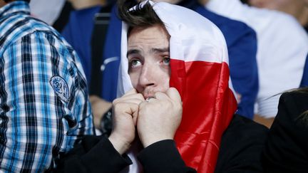 Un supporter de l'&eacute;quipe de France devant l'&eacute;cran g&eacute;ant du Trocadero &agrave; Paris, lors du match France-Espagne de l'Euro 2012, perdu 2-0 par les Bleus, le 23 juin 2012.&nbsp; (KENZO TRIBOUILLARD / AFP)