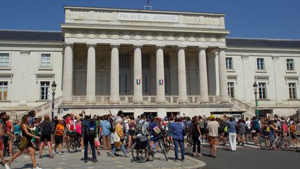 Des militants écologistes, notamment du groupe "Dernière rénovation", protestent devant le tribunal de Tours (Indre-et-Loire), le 18 août 2023. (GUILLAUME SOUVANT / AFP)