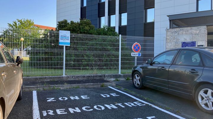 "Zone de rencontre neutre" devant la gendarmerie de Lagord (Radio-France - Willy Moreau)