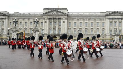 Rel&egrave;ve de la garde devant le palais de Buckingham, le 23 juillet 2013 &agrave; Londres (Royaume-Uni).&nbsp; (PAUL HACKETT / REUTERS)