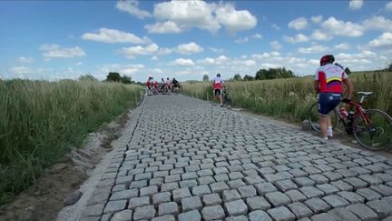 Mercredi 6 juillet, le peloton du Tour de France va se frotter aux pavés du Nord.&nbsp;L’étape du jour s’annonce très difficile pour les coureurs&nbsp;entre Lille et Arenberg. Un parcours auquel les cyclistes amateurs se sont déjà essayés.&nbsp; (FRANCE 3)