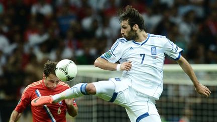 Le Grec Giorgios Samaras survole le Russe Roman Shirokhov (ARIS MESSINIS / AFP)