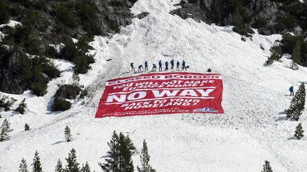 Des militants de l'association d'extrême droite Génération identitaire lors d'une opération anti-migrants au col de l'Echelle, dans les Hautes-Alpes, le 21 avril 2018. (ROMAIN LAFABREGUE / AFP)