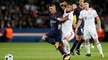 Marco Verratti en difficulté devant le Munichois Arturo Vidal sous le regard de Thiago Motta (BENOIT TESSIER / X02011)