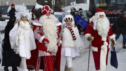 Rencontre au sommet &agrave;&nbsp;Lappeenranta (Finlande) : le p&egrave;re No&euml;l (2e &agrave; g.) s'est promen&eacute; avec grand-p&egrave;re Gel, son homologue russe, en bonne compagnie, le 23 d&eacute;cembre 2012. (HEIKKI SAUKKOMAA / LEHTIKUVA / AFP)