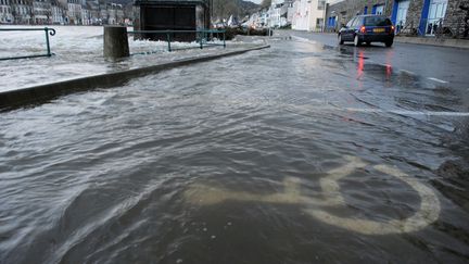 25 d&eacute;cembre 2013 d&eacute;bordement d'un cours d'eau dans les rues de Chateaulin (Finist&egrave;re) apr&egrave;s le passage due la temp&ecirc;te Dirk&nbsp; (FRED TANNEAU / AFP)