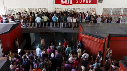 Des Vénézuéliens font la queue devant un supermarché de Caracas (Venezuela), le 22 avril 2016. (CARLOS GARCIA RAWLINS / REUTERS)