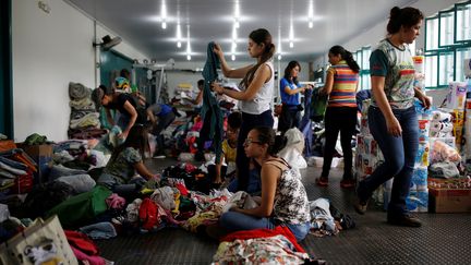 Des volontaires préparent des dons pour les personnes touchées par l'effondrement d'un barrage minier, à Brumadinho, dans le Sud-Est du Brésil, le 26 janvier 2019.&nbsp; (ADRIANO MACHADO / REUTERS)