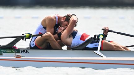 Hugo Boucheron et Matthieu Androdias sacrés champions olympiques au bout de l'effort à Tokyo mercredi 28 juillet. (CHARLY TRIBALLEAU / AFP)