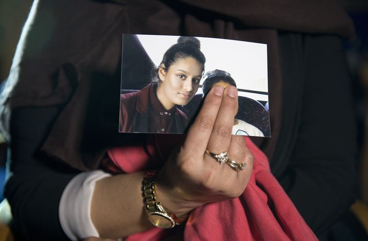 Renu,&nbsp;l'a&icirc;n&eacute;e de Shamima Begum, montre une photo de sa s&oelig;ur, le 22 f&eacute;vrier 2015, &agrave; Londres (Royaume-Uni). (LAURA LEAN / AFP)