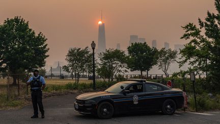 Alors que New York continue de souffrir de cette pollution aérienne, la fumée devrait atteindre l'Alabama et la Géorgie, des centaines de kilomètres plus au sud, le 8 juin 2023. (EDUARDO MUNOZ ALVAREZ / GETTY IMAGES NORTH AMERICA / AFP)