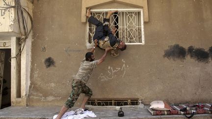 Deux soldats appartenant &agrave; l'arm&eacute;e syrienne libre s'amusent &agrave;&nbsp;Deir al-Zor (Syrie), le 7 juillet 2013. (REUTERS)