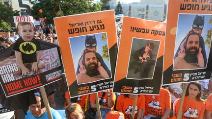 Des participants au rassemblement pour le cinquième anniversaire d'Ariel Bibas à Tel Aviv, le 5 août. (GIL COHEN-MAGEN / AFP)