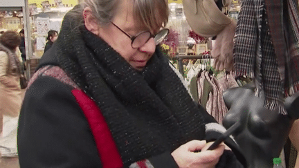 Réseaux sociaux : les seniors eux aussi accros au "scrolling" (France 2)