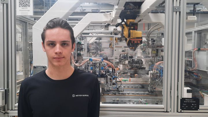 Max Lange, l'un des 500 employés de Meyer Burger, dans son atelier de production. (SEBASTIEN BAER / FRANCEINFO)