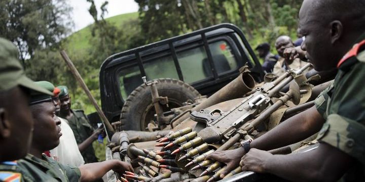 Les policiers restituent leurs armes au Stade des Volcans à Goma, dans l'est de la République Démocratique du Congo, le 21 novembre 2012. (PHIL MOORE / AFP )